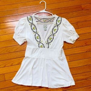 Ric Rac (Anthropologie) White Embroidered V-Neck Peplum Top